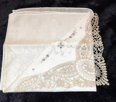 Pañuelo de boda vintage hecho a mano de encaje y bordado pañuelo coleccionable Foto 1 de 4