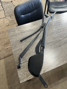 2004-2009 Toyota Prius Windshield Wiper Arm Front Right And Left Side OEM - Picture 1 of 3