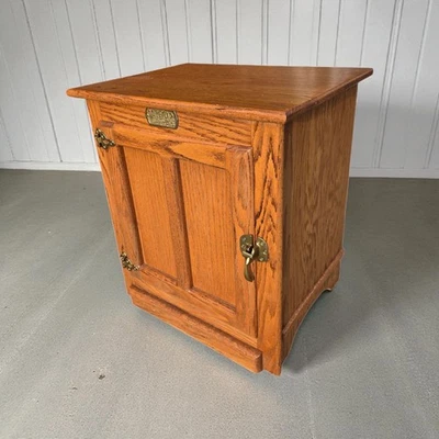 Mesa auxiliar de madera de roble con caja de hielo revestida blanca de colección Mesita de noche Simmons Hardware St Louis Foto 1 de 4