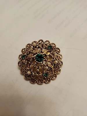 J.J. Broche de filigrana verde esmeralda y perlas firmado Foto 1 de 3