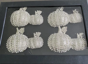  Juego de 4 servilleteros TAHARI OTOÑO/ACCIÓN DE GRACIAS estrás DOS CALABAZAS NUEVO EN CAJA - Imagen 1 de 4