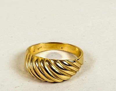 Anillo grande de oro amarillo de 14 quilates con cúpula de camarones Foto 1 de 4