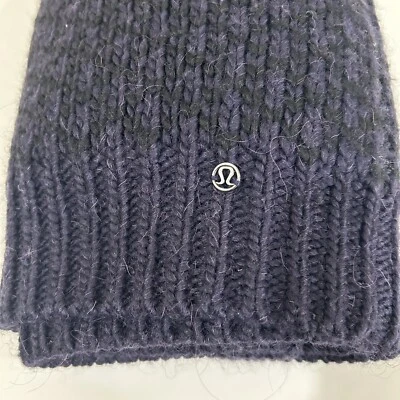 Bufanda Lululemon Infinitely Mad negra y púrpura mezcla de lana de alpaca gruesa tejida Foto 1 de 3