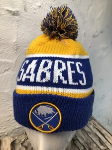 47 NHL BUFFALO SABRES Hockey Print/Logo blau gelb Bommel Strick Winter Herren Mütze NEU - Bild 1 von 7
