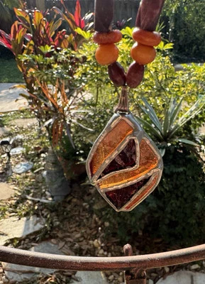 Colgante vintage artesanal de vitral de plata de ley con cadena de cuentas de madera Foto 1 de 4