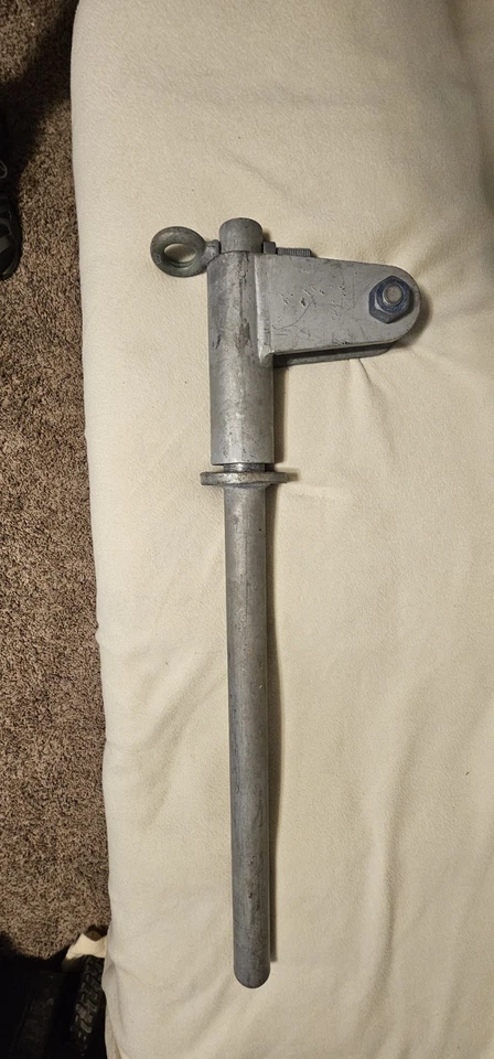 Poste de ginebra de ingeniería clasificado.  Foto 1 de 4