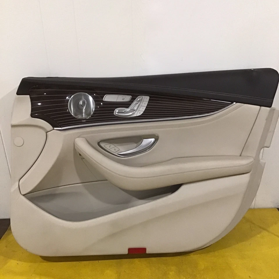 Panel interior de la puerta del lado del pasajero delantero derecho Mercedes Benz E300 2017-2019 Foto 1 de 4
