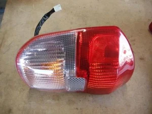 01 02 03 TOYOTA RAV4 LEFT DRIVER TAIL LIGHT LAMP - Foto 1 di 12
