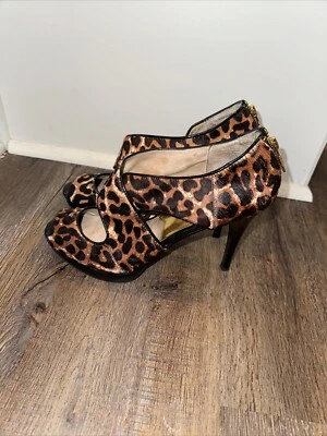 TACONES PLATAFORMA MICHAEL KORS PELO DE BECERRO LEOPARDO PUNTA ABIERTA CREMALLERA CRUZADA TALLA 9,1 M2 Foto 1 de 4