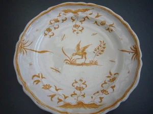 MOUSTIERS OLERYS TELLER 18. JAHRHUNDERT CAMAIEU D'OCRE IBIS SUR UN TERTRE NR. 1 - Bild 1 von 8