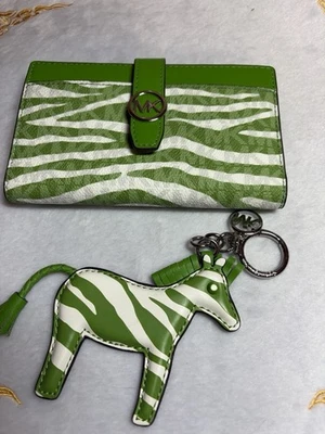 Conjunto de billetera y monedero Michael Kors con estampado de cebra verde selva.    NUEVO SIN ETIQUETAS. Foto 1 de 4
