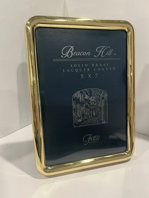 Marco de fotos Beacon Hill de latón macizo 5x7 recubierto de laca, Fetco International Foto 1 de 4