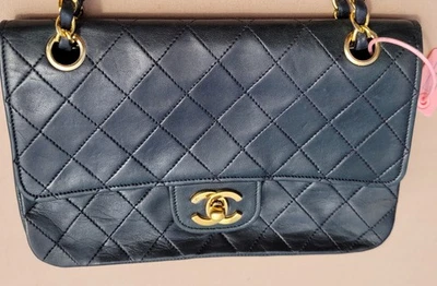 Bolso de Mano/Cartera Chanel Cuero Genuino Solapa Única Negro y Dorado~AUTENTICADO~¡BONITO! Foto 1 de 4
