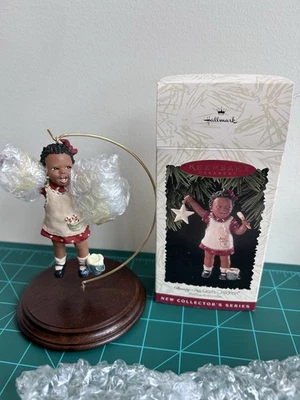 Ornamento lembrança Hallmark Christy All God's Children #1 por Martha Holcombe 1996 - Imagem 1 de 3