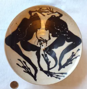 KUNSTKERAMIK SCHALE handgefertigt & bemalt ZWEI SCHWARZE FRÖSCHE 8,5" Künstler signiert - Bild 1 von 6