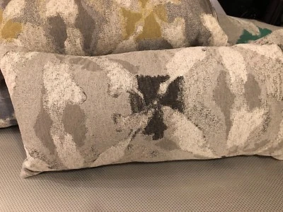 Cojín hecho a mano negro, gris y blanco con inserto de plumas Foto 1 de 4