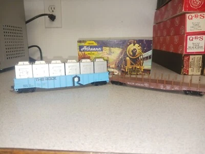 Lot of 2 ~ Athearn HO 52' Mill Gondola THE ROCK ATH8390 AND MILWAUKEE FLAT CAR - Image 1 of 4