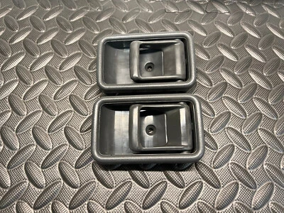 Camioneta pickup Mazda 323 RX7 B2000 B2200 B2600i gris puerta interior pestillo bisel 86-93. Foto 1 de 4