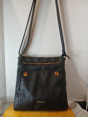 Bandolera Gussaci de guijarros negros. Herrajes tono dorado. Correa ajustable. Foto 1 de 4