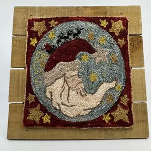 Babbo Natale Luna ago in lana cucito a mano arte su cornice in legno 7,75” x 7,75” - Foto 1 di 11