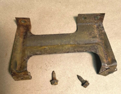 1969 1970 y otros Mercury Cougar cabezal de vacío soporte de tanque de luz L o R y tornillos Foto 1 de 2