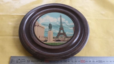 Ancienne assiette en bois lithographiée SOUVENIR DE PARIS TOUR EIFFEL 1940. - Photo 1/4