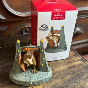 Hallmark 2024 Bienvenido a Parque Jurásico Sonido Mágico Recuerdo Adorno de Navidad Nuevo en Caja - Imagen 1 de 5