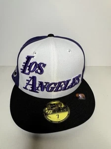 Los Angeles Lakers New Era City Edition 9FIFTY tailliert Größe 7 - weiß/lila NEU - Bild 1 von 3
