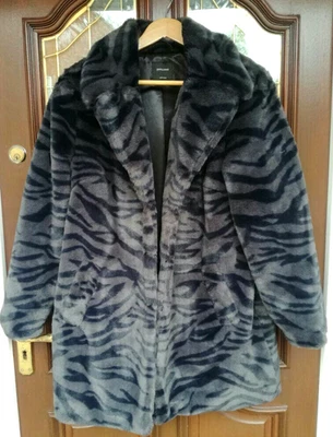 ABRIGO DE PIEL SINTÉTICA GRIS Y NEGRO ESTAMPADO DE CEBRA/TIGRE TALLA UK 12 J D WILLIAMS Foto 1 de 4