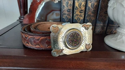 Hebilla de cinturón occidental Art Assemblage con cinturón de cuero Tooled Foto 1 de 4