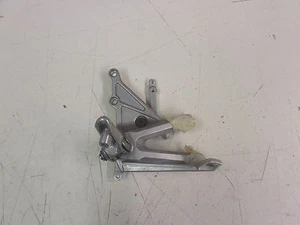 554 HONDA CBR1000 ESTRIBA/COLGADOR DELANTERO DERECHO Y PEDAL FRENO USADO - Imagen 1 de 1