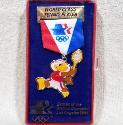 1984 LOS ANGELES OLYMPICS WORLD CLASS SAM THE EAGLE TENNIS RIBBON PIN XXIII - Image 1 of 4