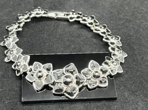 Armband mit schwarzen und silbernen Blumen - Schmuck - Bild 1 von 2