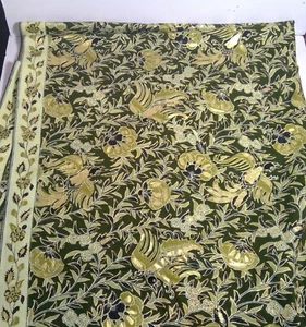 Tela pintada metálica floral multicolor dorada sobre negra 2 yardas. x 42" de ancho - Imagen 1 de 4