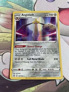 Tarjeta holográfica Pokémon rara Aegislash 107/163 estilos de batalla casi nueva - Imagen 1 de 2
