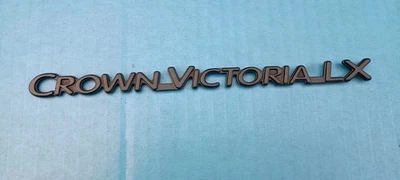 FORD CROWN VICTORIA LX PINTADO NEGRO MATE 1998-2002 EMBLEMA USADO OEM  Foto 1 de 4