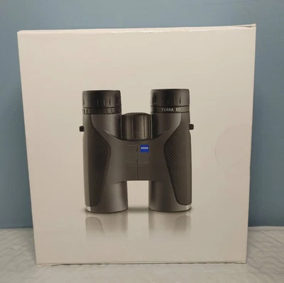 Binoculares ergonómicos compactos de enfoque rápido ZEISS Terra ED grises 10x42 - abiertos Foto 1 de 4