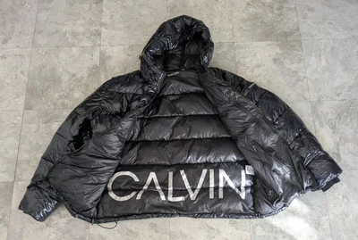 Chaqueta acolchada acolchada con capucha súper húmeda CALVIN KLEIN negra mujer grande/hombre mediana Foto 1 de 4