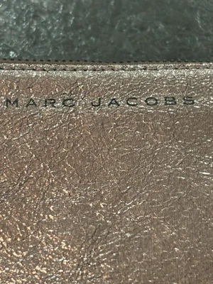 NUEVO CON ETIQUETAS MARC JACOBS Bolso de Maquillaje con Cremallera de Cuero Dorado Metálico Foto 1 de 4