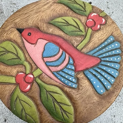 Banqueta infantil com parte superior de pássaro esculpida à mão e pintada de madeira de acácia tamanho curto - Imagem 1 de 4