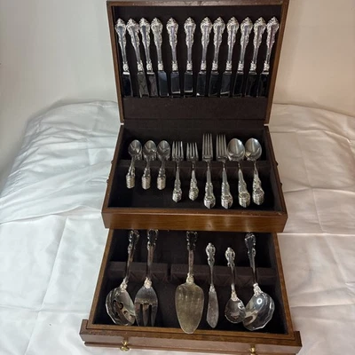 Toalla KING ARTHUR Supreme Cubiertos Plateado Servicio Para 12 en Pecho Foto 1 de 4