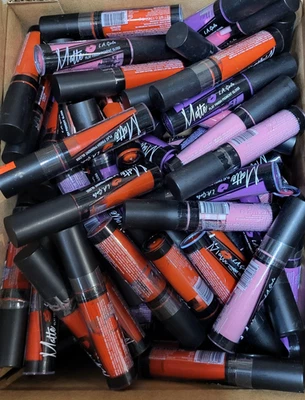 LOTE DE 100 LA Niña Mate Acabado Plano Pigmento Brillo Labial Color Lápiz Labial 4 Tonos Foto 1 de 4