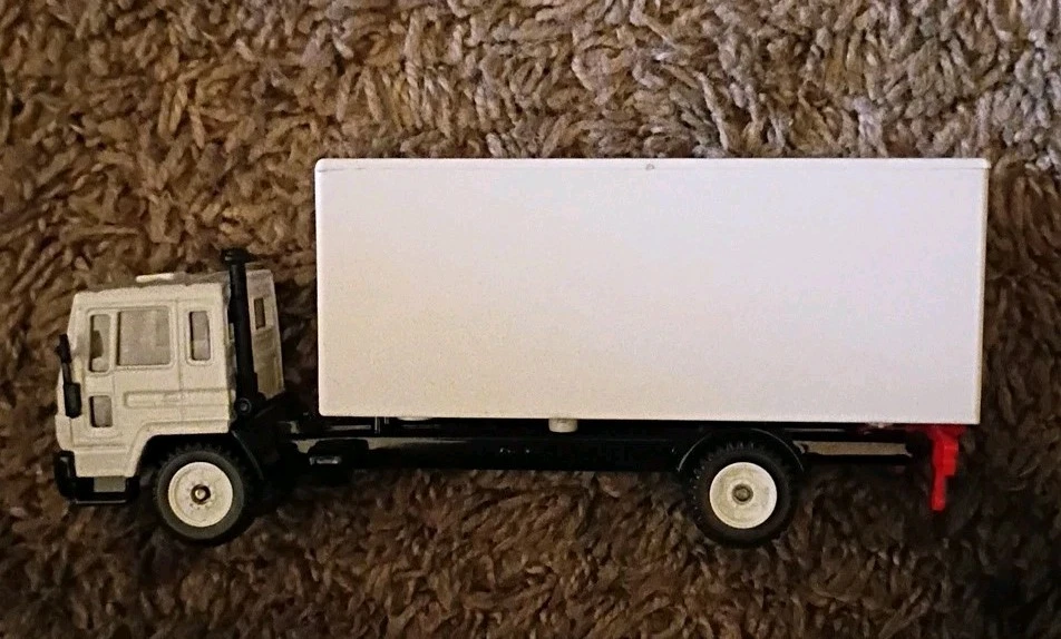 Conrad 280340 Volvo FL6 Intercooler With Van Body 1:50 Scale - Image 1 of 4