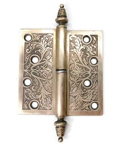 Una antigua bisagra de puerta de latón con punta de campanario victoriano Eastlake ornamentada de 4,5" x 4,5" - Imagen 1 de 4