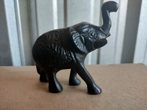 Statuina ELEFANTE vintage in ferro intagliato a mano 4" x 3,5" tronco rialzato - Foto 1 di 6