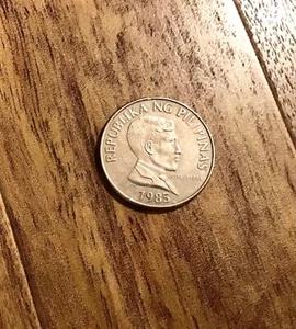 1985 Circulated Philippine 1 Piso Coin - Picture 1 of 2