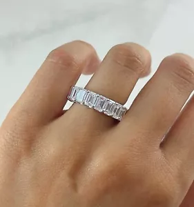 Anillo de eternidad de diamantes talla esmeralda cultivado en laboratorio de 8,09 quilates de oro blanco de 14 quilates F VVS1 - Imagen 1 de 2