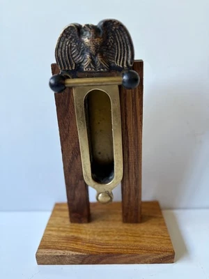 Puerta de mirilla de latón Speakeasy (?) sobre base de madera para exhibición altura total 11 1/2" Foto 1 de 4