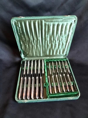 Bel écrin de 24 couteaux en métal argenté & inox / Style Louis XV / 12 - Photo 1/4