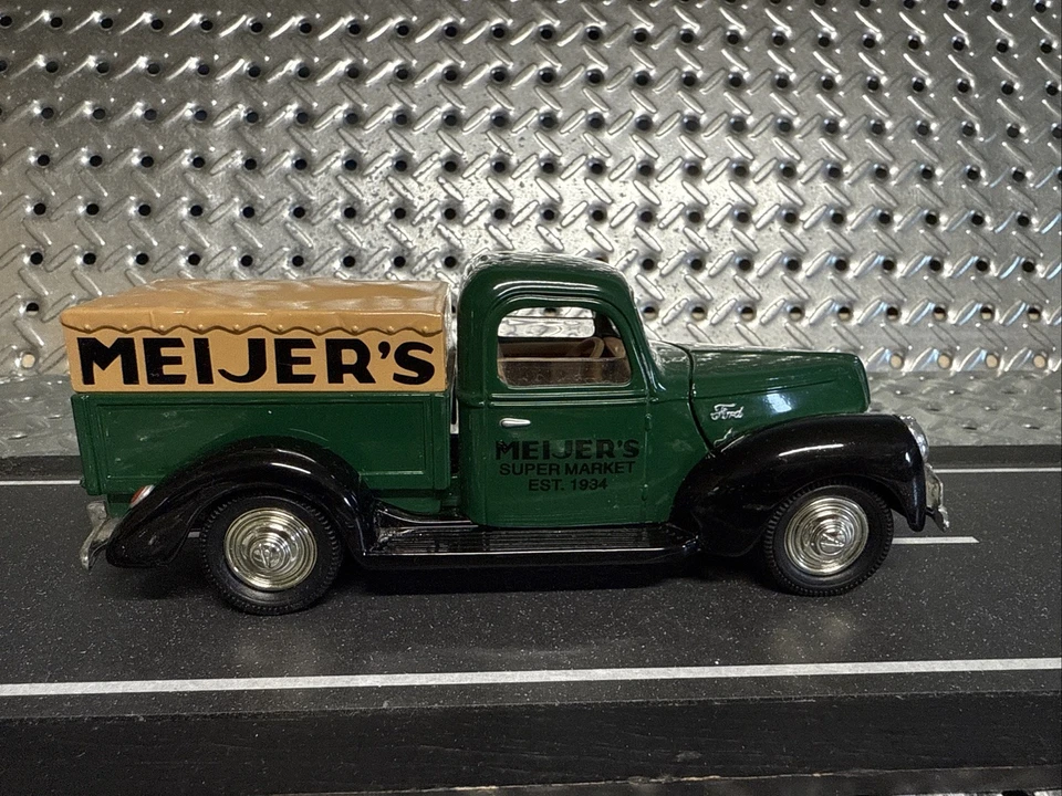 Liberty 1940 Ford Pickup Hemmings Motor News Die-Cast escala 1/25 banco de monedas y llave Foto 1 de 4